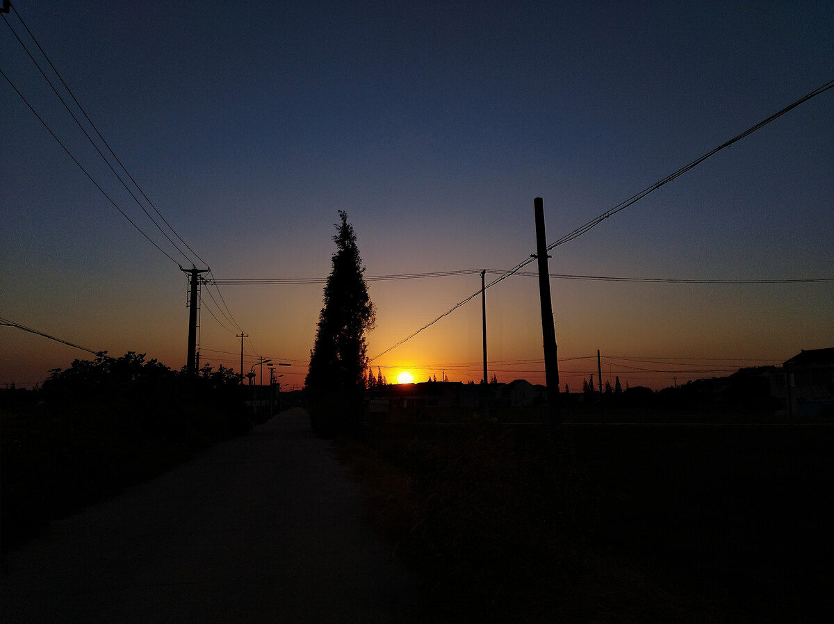 《故乡的路无尽头》的作家同尧是【大众原创诗词曲网】签约作家