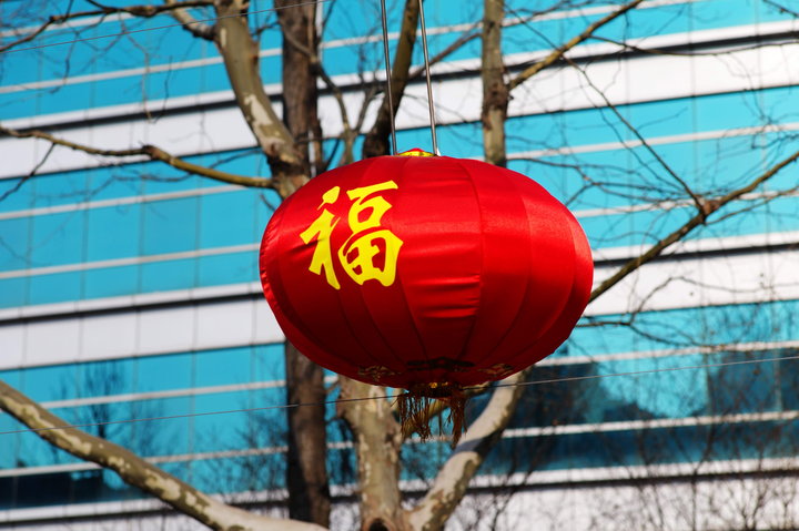 《春节前夕》的作家谢建春是【大众原创诗词曲网】签约作家