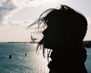 《有爱就有光明温暖》的作者奇石是【大众原创诗词曲网刊】签约作家