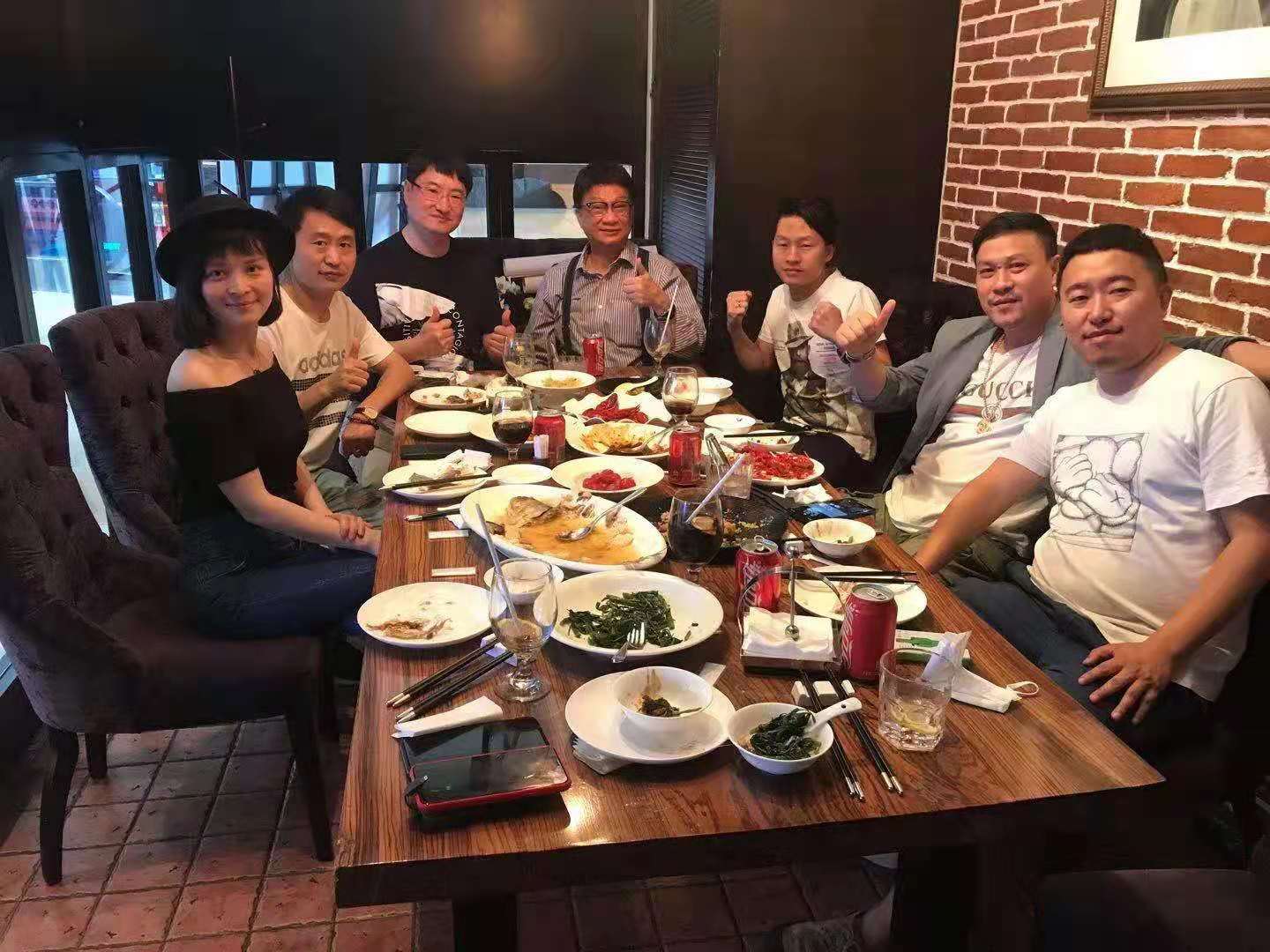白石再传人歌手张佳彤在上海与香港******导演徐小明先生一起聚