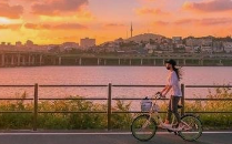 《依然热爱着生活》的作家奇迹是【大众原创诗词曲网】签约作家