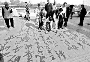 《我忆起老家江堤上的黄泥》的作者黄元元是【大众原创诗词曲网刊】签约作家