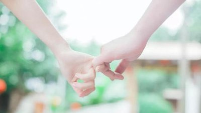 《牵手》的作者水抹胭脂是【大众原创诗词曲网刊】签约作家