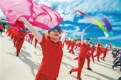 《广场舞》的作者莫善贤是【大众原创诗词曲网刊】签约作家