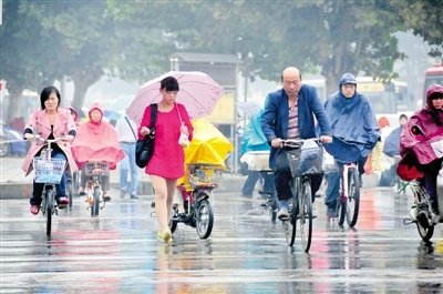 《阴雨连绵调秋凉》的作者董新有是【大众原创诗词曲网刊】签约作家