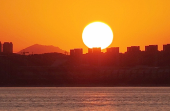《夕阳溢彩闪金光》的作者郑占荣是【大众原创诗词曲网刊】签约作家