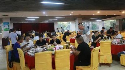 《粮友相聚厨老怪饭店》作者：崔兴运【大众原创诗词曲网刊】签约作家