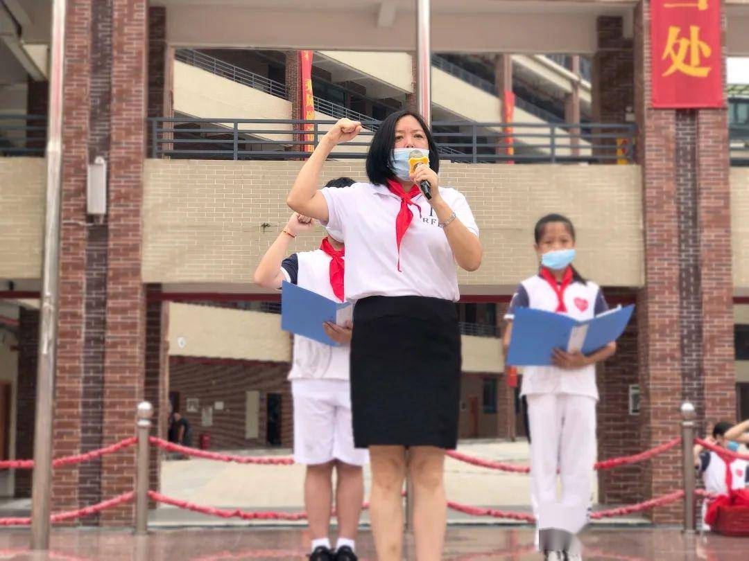 红领巾胸前飘扬 新希望丰外升起