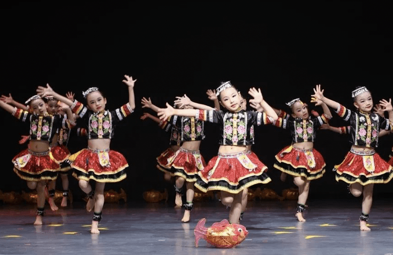 我把歌声献给党 南山逾千名儿童载歌载舞喜迎建党100周年