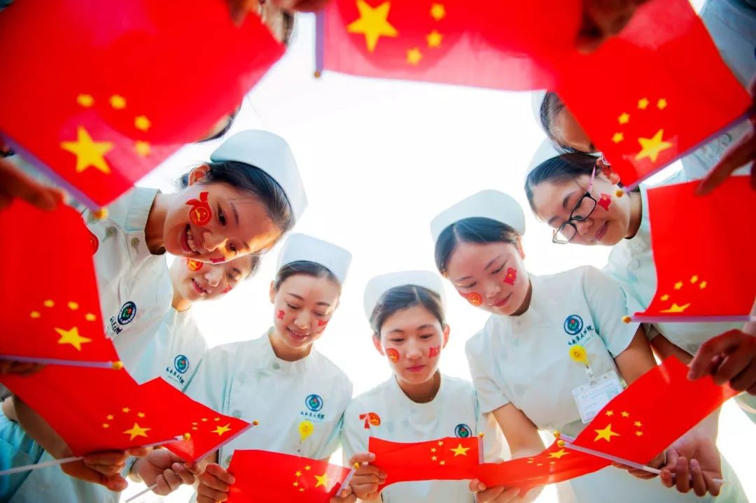 你与国旗同框的样子,真美