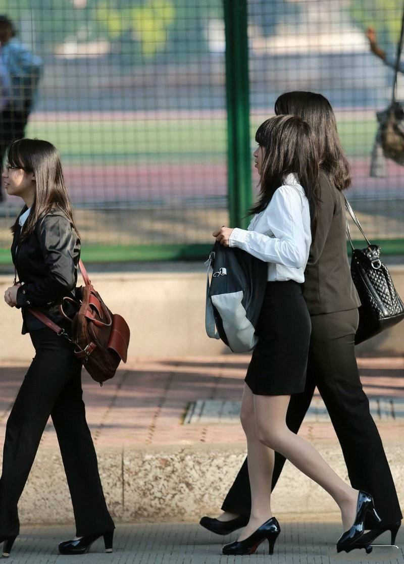 职业制服裙美女,给人一种很干练的感觉