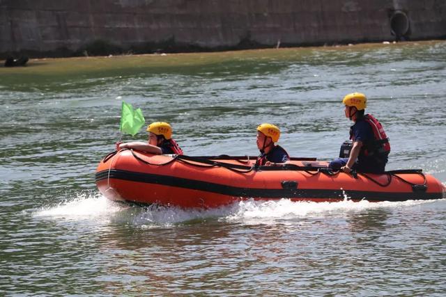 我县开展2019年度军警民防汛救灾水上科目演练 