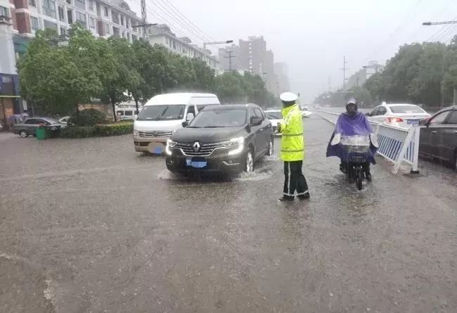 仙桃 暴雨中的担当与坚守 