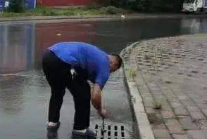 【热文头条】《暴雨中的坚守与担当》