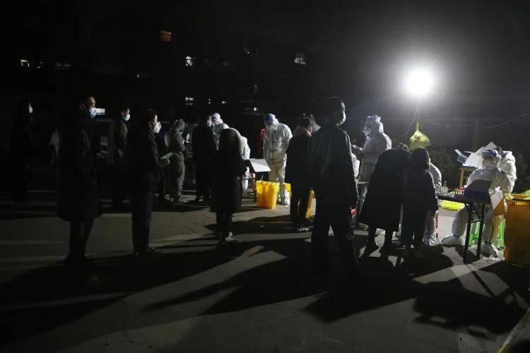 微光下的你,熠熠生辉 微光里的城,温暖平和