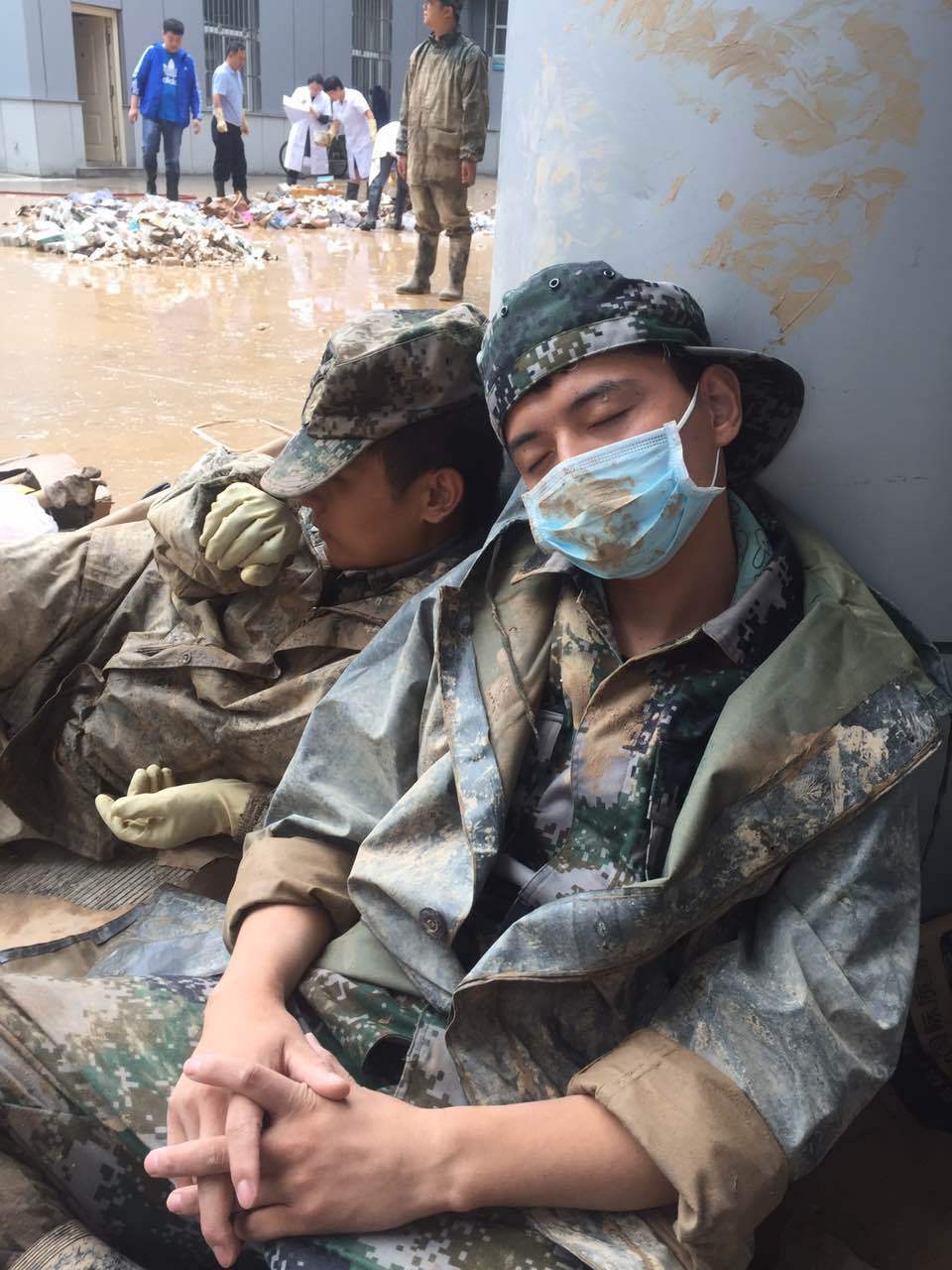 不畏艰险冲锋在前 弘扬军人光荣传统