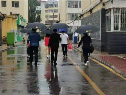 呼和浩特市 助力创城 情暖中秋 公益慰问雨中行