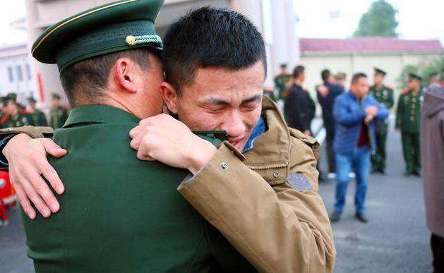 他称当过兵还是班长,住院却没一个战友来,家中遭难,战友全到了