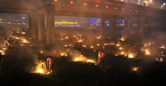四川上千市民烧纸祭亡魂 火光连成一片红 高清组图