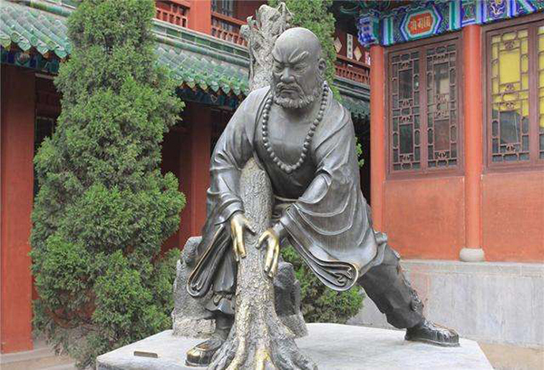 鲁智深倒拔垂杨柳这段 故事情节是什么 
