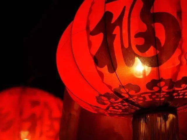 张继征最近力作：《维港两岸的中国红》