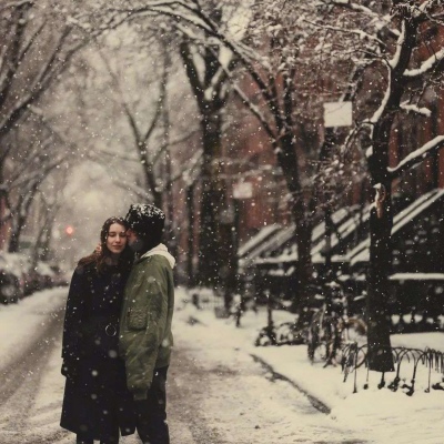 高清牵手拥抱浪漫的雪中情侣头像图片