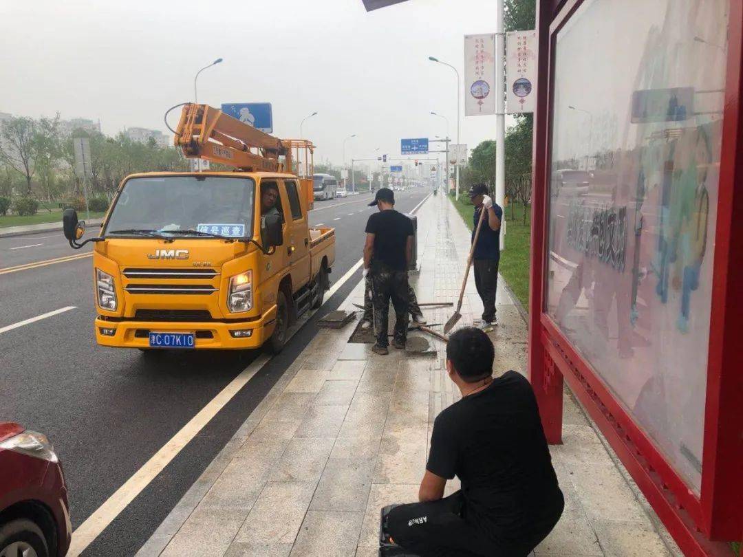 点亮信号灯 用心护安全 精武镇积极维护镇域内交通信号灯