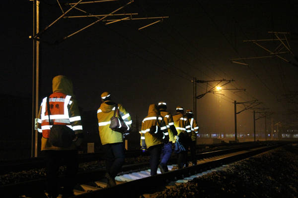 探访用脚步丈量安全路的电务人 记录徐连高铁开通一周年