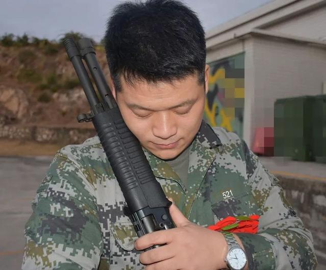 军装再也穿不起,但我永远是个兵