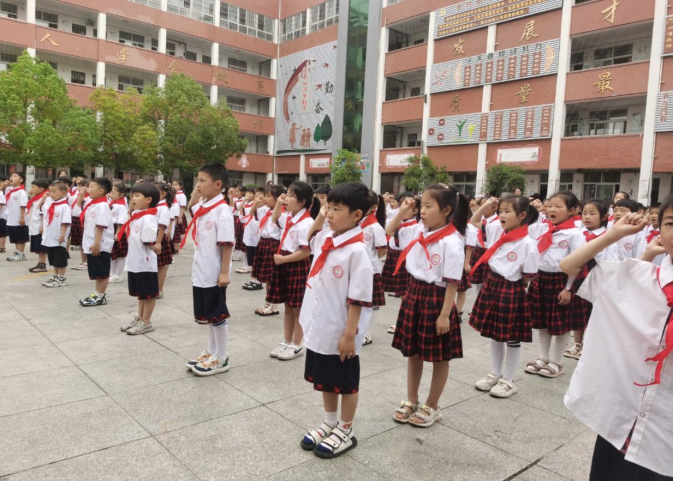 邓州市城区第十一小学校迎 六一 新队员入队仪式