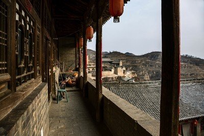 【郑占荣作品专辑】《休闲群叟坐楼前》